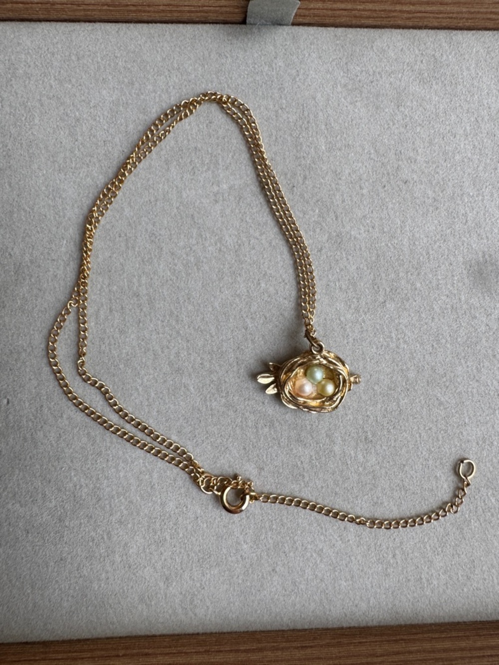 Vintage Sarah Coventry Bird Nest Necklace Gold Tone Pastel Eggs Signed - Picture 2 of 4